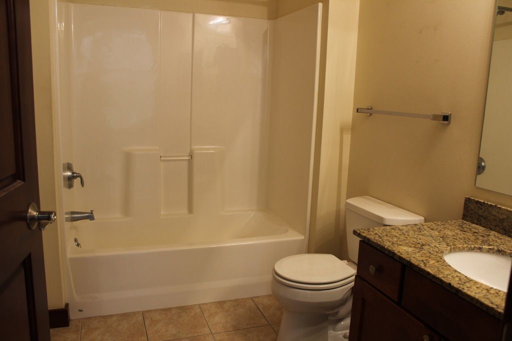 full bath - 333 W Mifflin St