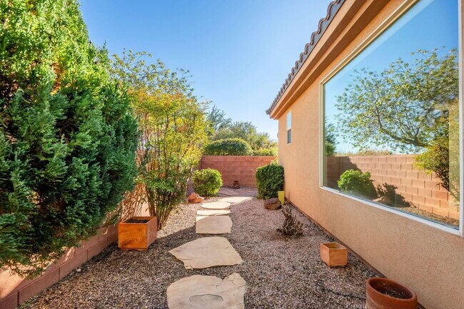 Building Photo - This beautiful Gem is ready for you to move into now.  Stunning views, spacious floor plan. Call ...