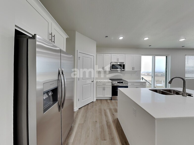 Building Photo - 1268 W Mahogany St