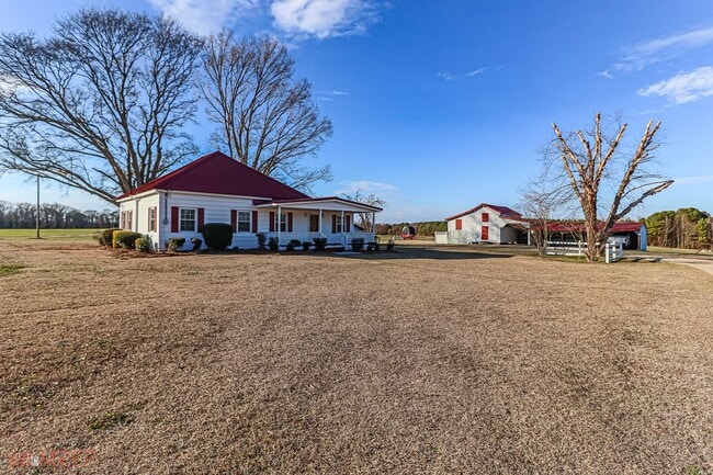 Building Photo - RENOVATED FARMHOUSE in Mt. Olive!