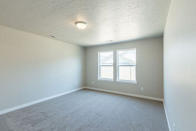 Building Photo - Perfect location for a 4 bed 2 bath with a...