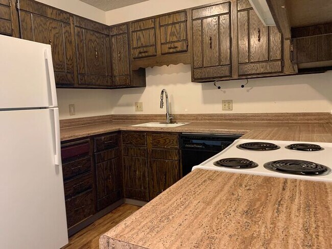 Building Photo - 2 Bed, 1 Bath Apartment for Rent in East Loveland! Move in special - 2 Weeks Free, Flexible lease...