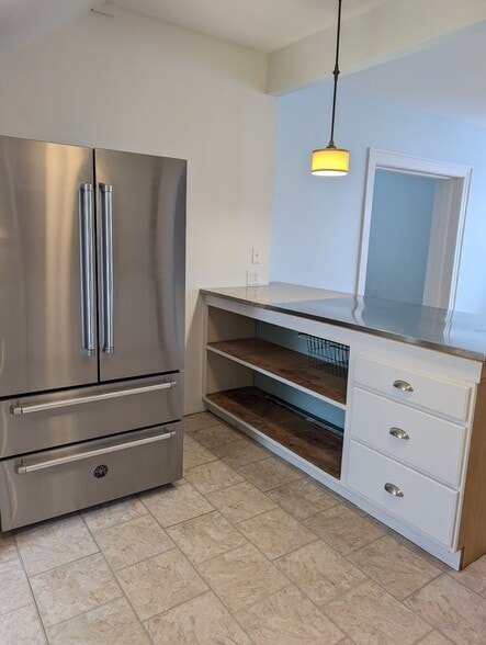 Building Photo - 5313 Broadway