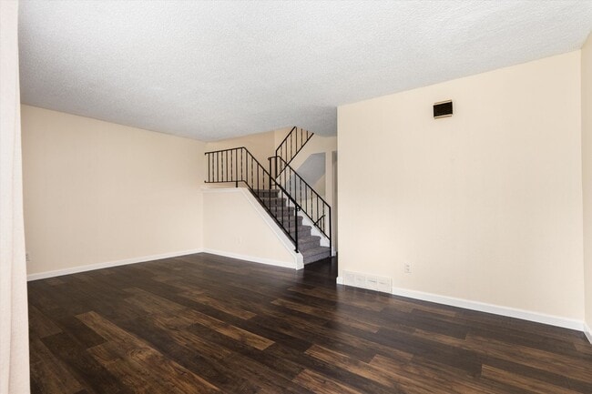 Building Photo - 2 bedroom 3 bath Updated townhome in Lakewood!