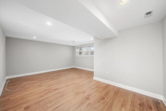 Building Photo - Charming 2BR Garden Unit in Bronzeville