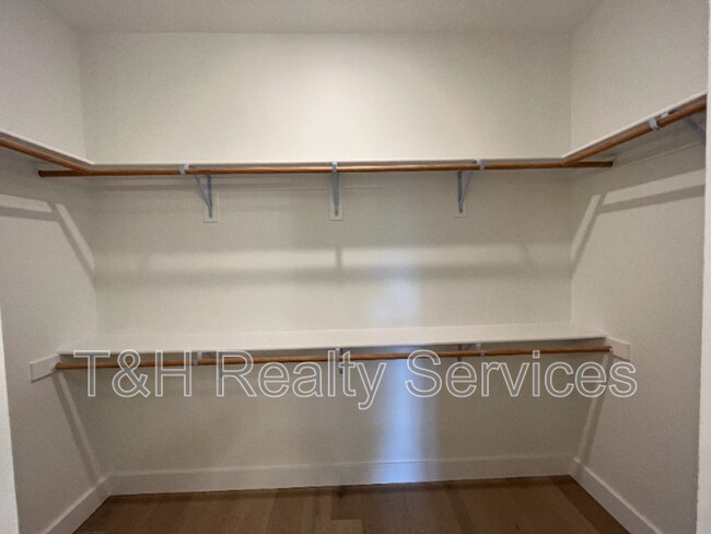 Building Photo - 930 Woodlawn Ave