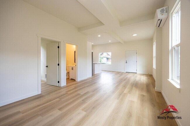 Building Photo - 542 NE Brazee St