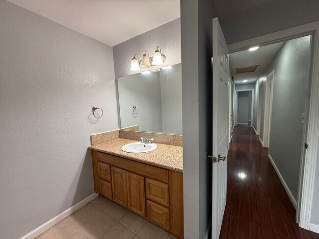 Building Photo - Bright Updated Single Story Home