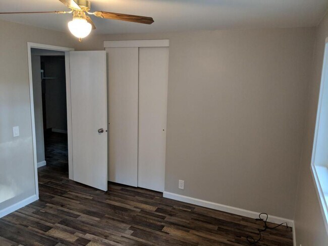 Building Photo - 355 W 6th St