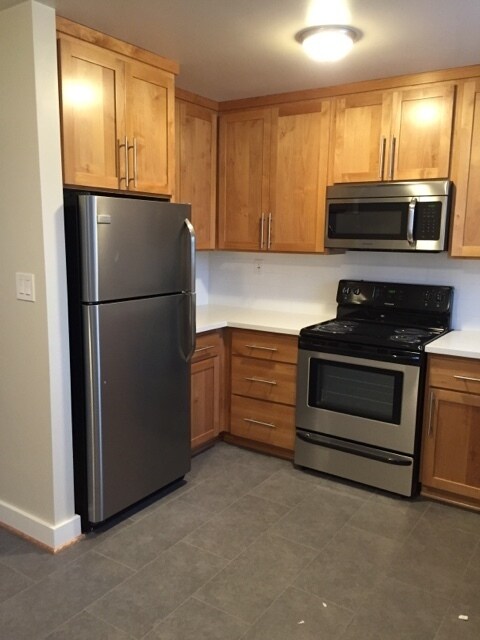 Building Photo - Modern Remodel 2br 1000sqft Private/End un...