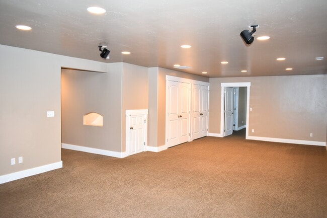 Building Photo - 1022 E Old Mill Dr