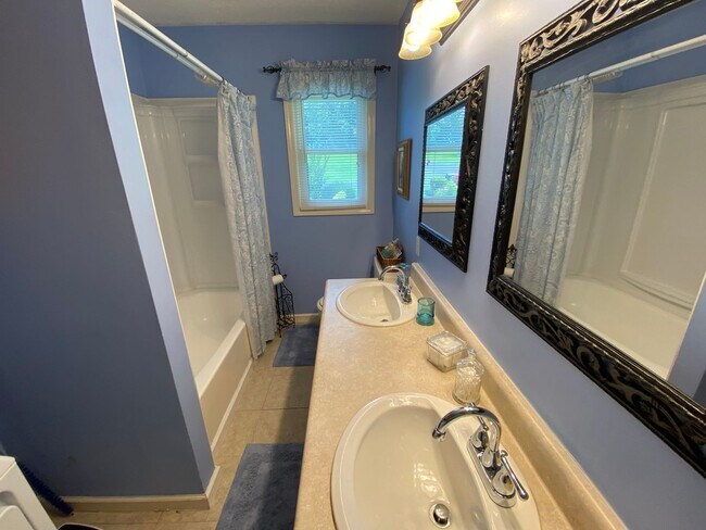 Building Photo - Lovelaceville Road