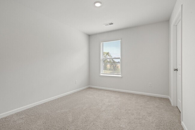 Building Photo - 215 Deskin Ln