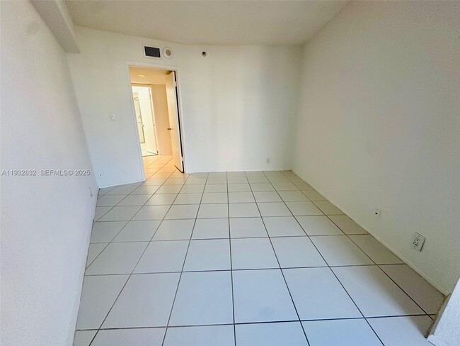 Building Photo - 19101 NE 36th Pl