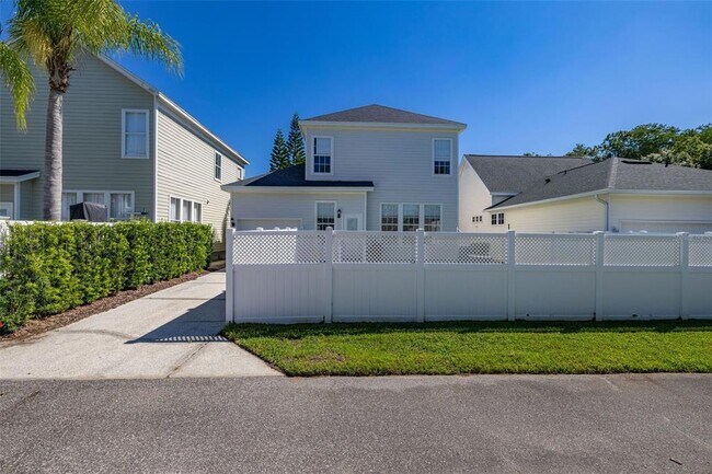 Building Photo - 212 Ficus St