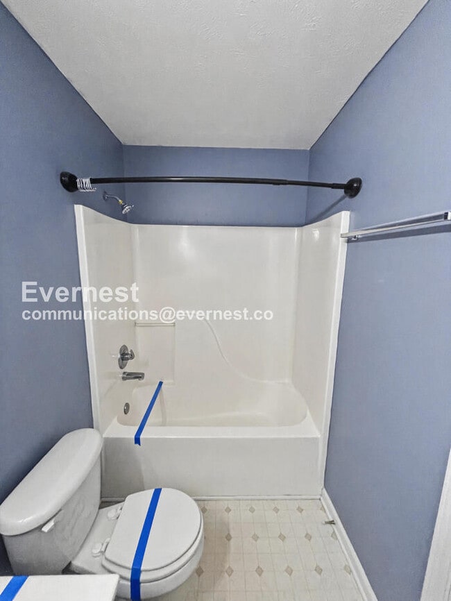 Building Photo - 142 Oak Valley Cir