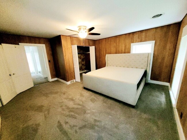 Building Photo - 103 W 1st Ave