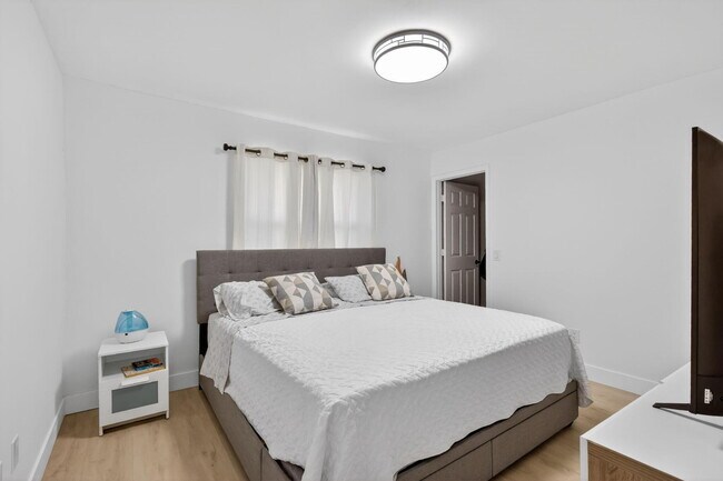 Building Photo - 481 SW Aster Rd