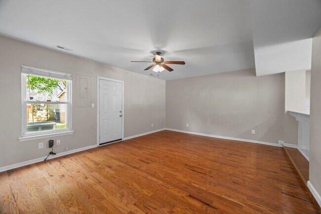 Building Photo - 2 Bed | 1.5 Bath | Private Backyard | Prim...