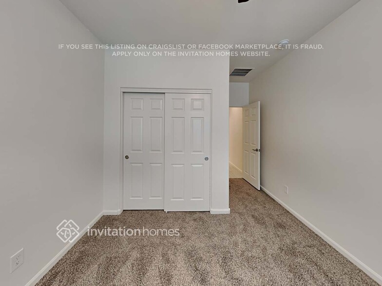 Building Photo - 712 S 201st Ln