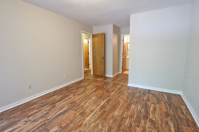 Building Photo - Spacious 2BR 2BA townhome in Village Creek!