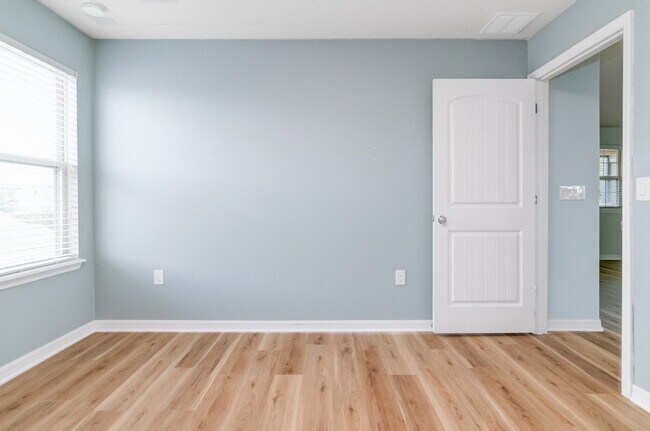 Building Photo - Stunning 4bed /3.5 bath Home For Rent at W...