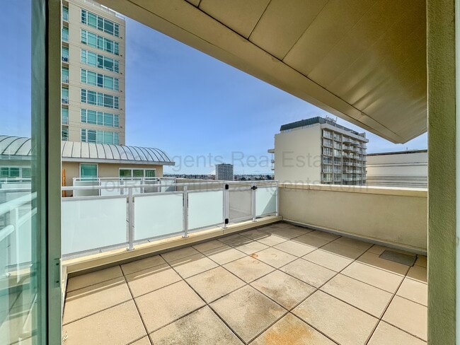 Building Photo - 1 Lakeside Dr