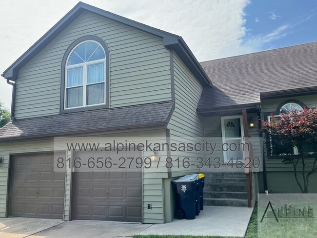 Primary Photo - Gorgeous Multi Level Side by Side Split, P...