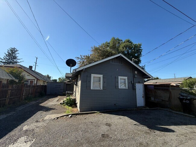 Building Photo - 1403 W Lincoln Ave
