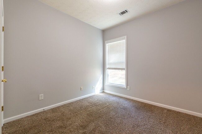 Building Photo - 4 Bedroom/2.5 Bath Townhouse!