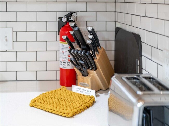 Building Photo - 352 W 5th St