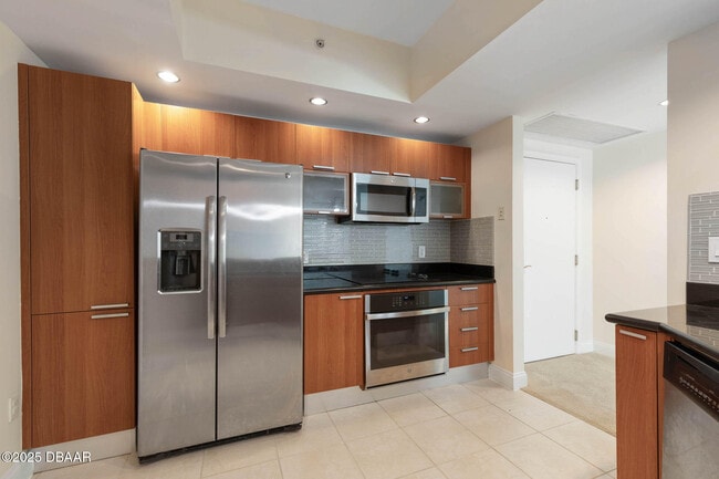 Building Photo - 231 Riverside Dr