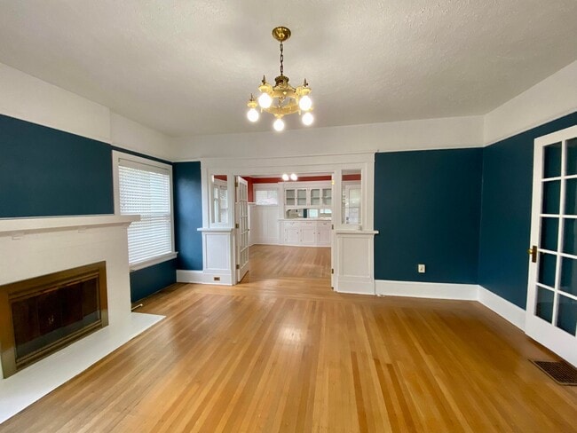 Primary Photo - Craftsman Home on Broadway with Live-Work ...