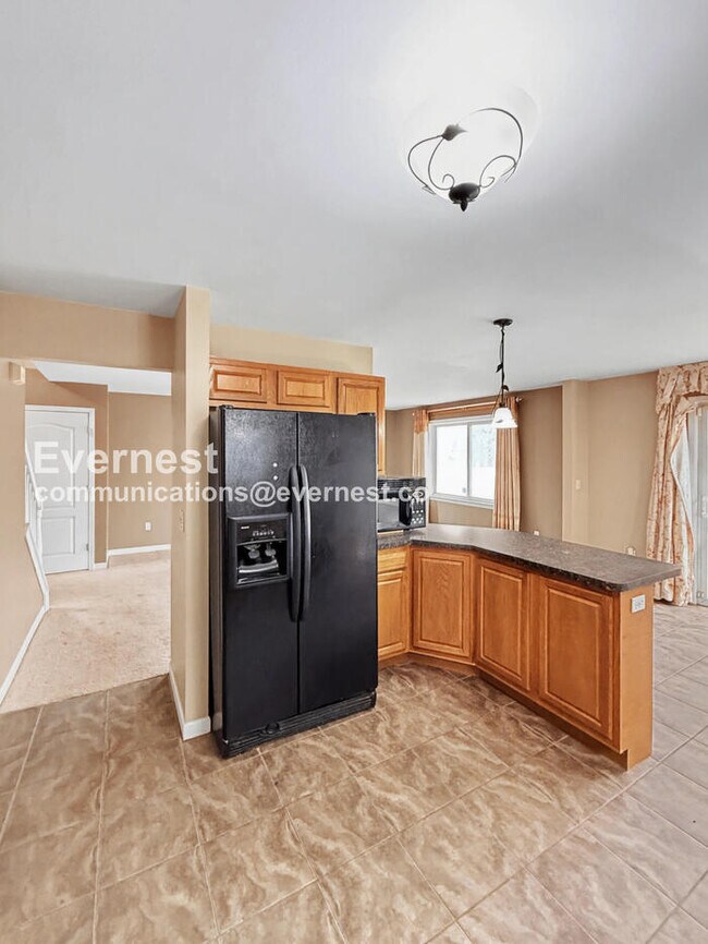 Building Photo - Spacious 3 Bed, 2.5 Bath Home with Fenced Yard and Attached Garage