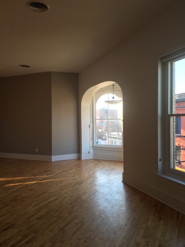 Bay window - 219 N 1st St