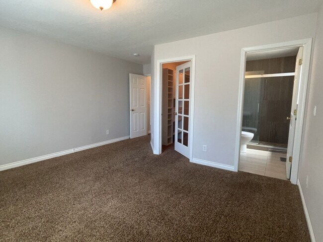 Building Photo - 1537 Foxglove Ave