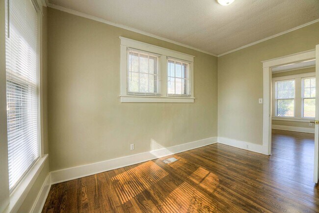 Building Photo - Gorgeous, renovated Midtown 3/1.