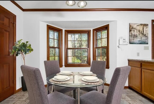 Building Photo - 225 Woodglen Dr