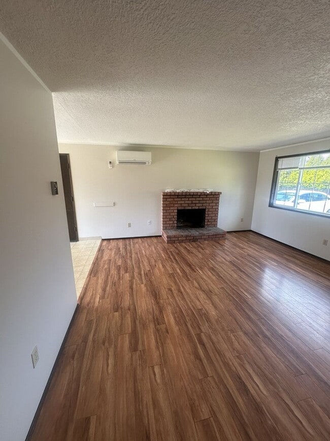 Building Photo - Ranch home with large fenced back yard