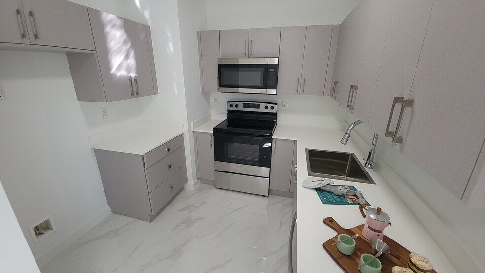 Building Photo - 858 E 27th St