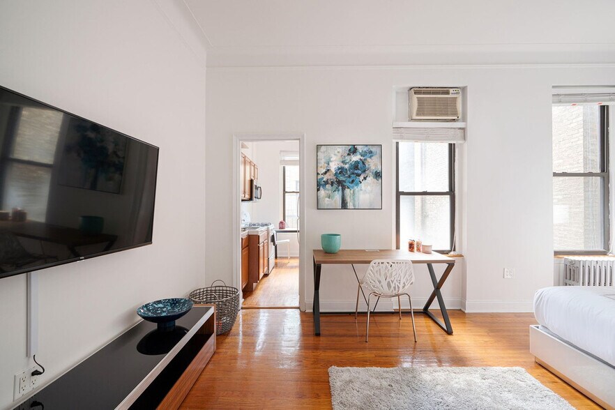 Primary Photo - 210 W 17th St