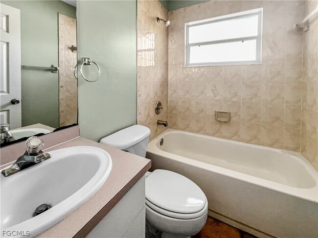 Building Photo - 1909 SW Santa Barbara Pl