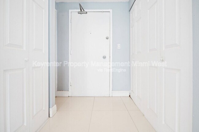 Building Photo - 5313 Collins Ave