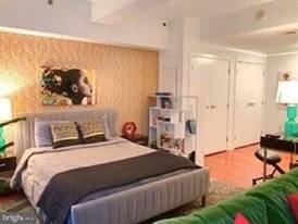 Building Photo - 219 S 18th St