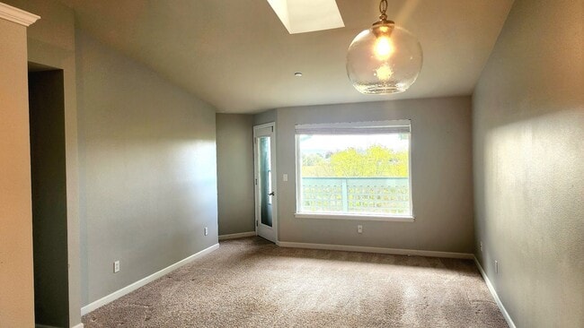 Building Photo - Lovely Oak Harbor Living and Pet Friendly!!