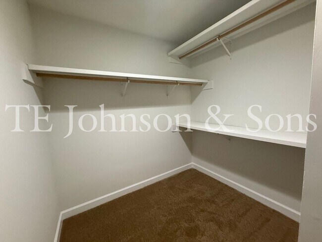 Building Photo - Charming 3 Bedroom Home Near Country Club ...