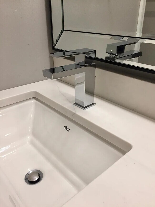 primary bath - 2051 Park Ave