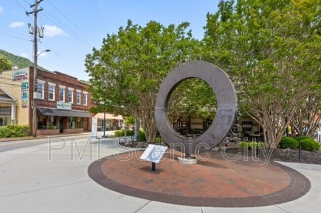 Building Photo - 3813 Pennsylvania Ave