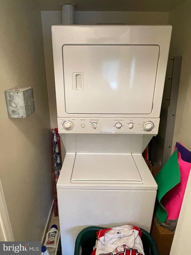 Building Photo - 6302 Hil-Mar Dr