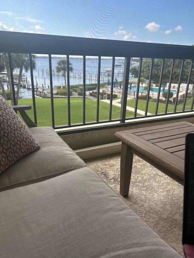 Building Photo - 625 NW North River Dr